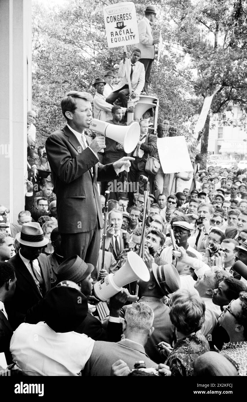 Il procuratore generale Robert F. Kennedy parla a una folla di afroamericani e bianchi attraverso un corno fuori dal Dipartimento di giustizia, U.S. News & World Report foto - 1963 Foto Stock