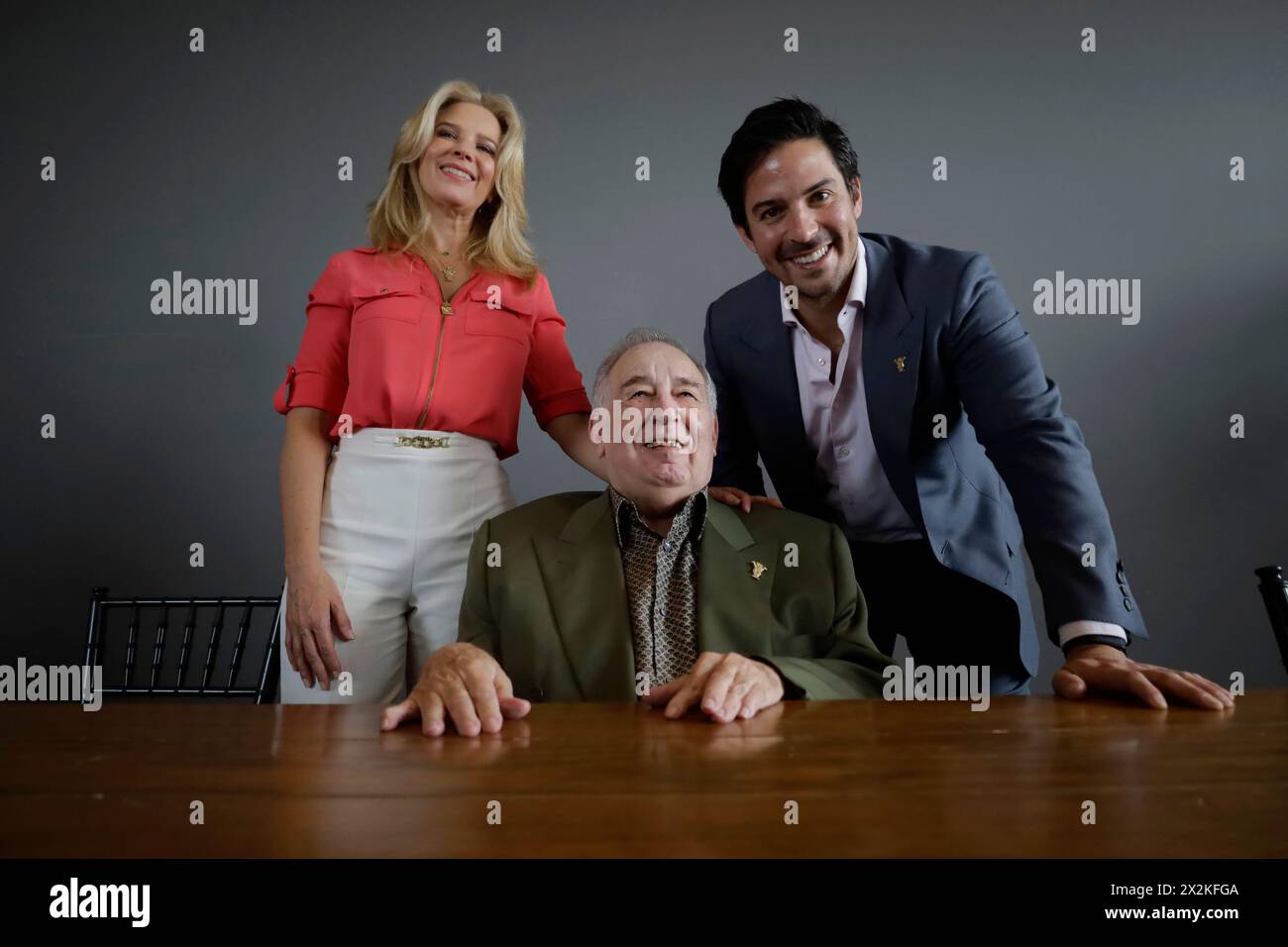 Victor Gonzalez, il padre e fondatore di Farmacias Similares, insieme a sua moglie, e Victor Gonzalez Herrera, suo figlio e presidente esecutivo del Grupo Por un Pais Mejor, stanno parlando ad una conferenza stampa durante l'inaugurazione del secondo flagship store di Farmacias Similares nello Zocalo di città del Messico. Il negozio offre non solo una farmacia e uno studio medico, ma anche un'ampia varietà di souvenir, tra cui animali ripieni, abbigliamento, cappellini, t-shirt, felpe, quaderni, portavivande e termosifoni, oltre a una serie di esperienze virtuali e interattive gratuite. (Foto di Gerardo vie Foto Stock