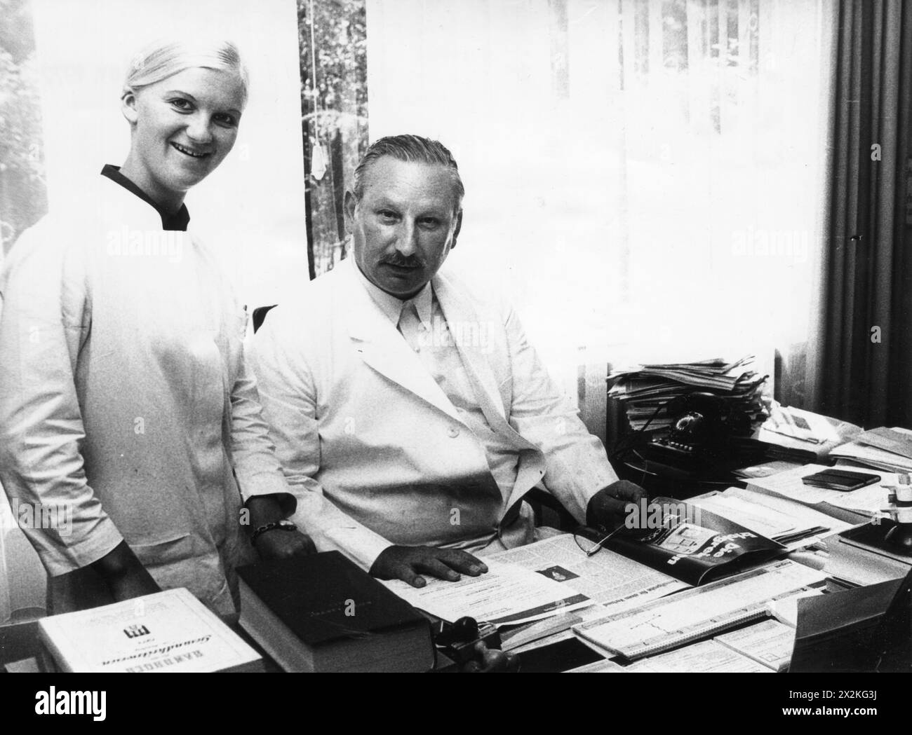 Schmidt, Paul, medico sportivo tedesco, nel suo studio, Amburgo, 13.11.1972, ULTERIORI-DIRITTI-CLEARANCE-INFO-NON-DISPONIBILI Foto Stock