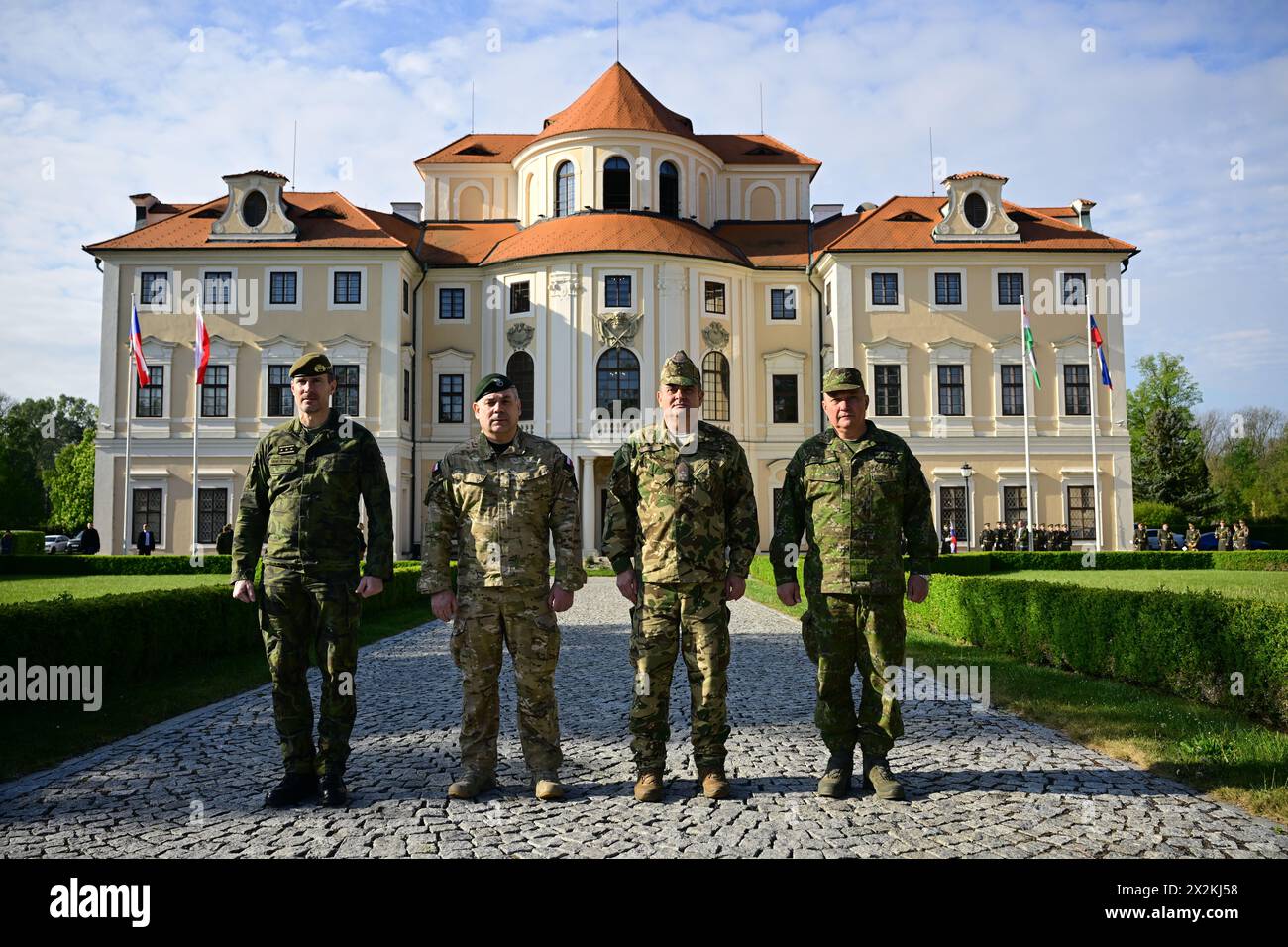 Liblice, Repubblica Ceca. 23 aprile 2024. L-R) Capo di Stato maggiore dell'esercito ceco Karel Rehka, Capo di Stato maggiore dell'esercito polacco Wieslaw Kukula, Capo di Stato maggiore delle forze di difesa ungheresi Gabor Borondi e Capo di Stato maggiore delle forze di difesa slovacche Daniel Zmeko si pongono davanti ai fotografi prima dei colloqui incentrati sull'Ucraina, addestramento militare delle sue truppe e forniture di armi, crescente influenza della Russia e della Cina sulla situazione della sicurezza in Europa, 23 aprile 2024, Liblice, Repubblica Ceca. Crediti: Radek Petrasek/CTK Photo/Alamy Live News Foto Stock