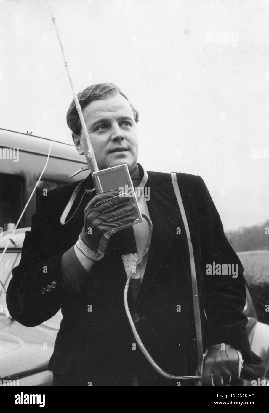 Scharfenberg, Horst, 20.8.1919 - 18.1,2006, German telecaster and Producer, con una radiomobile, ADDITIONAL-RIGHTS-CLEARANCE-INFO-NOT-AVAILABLE Foto Stock