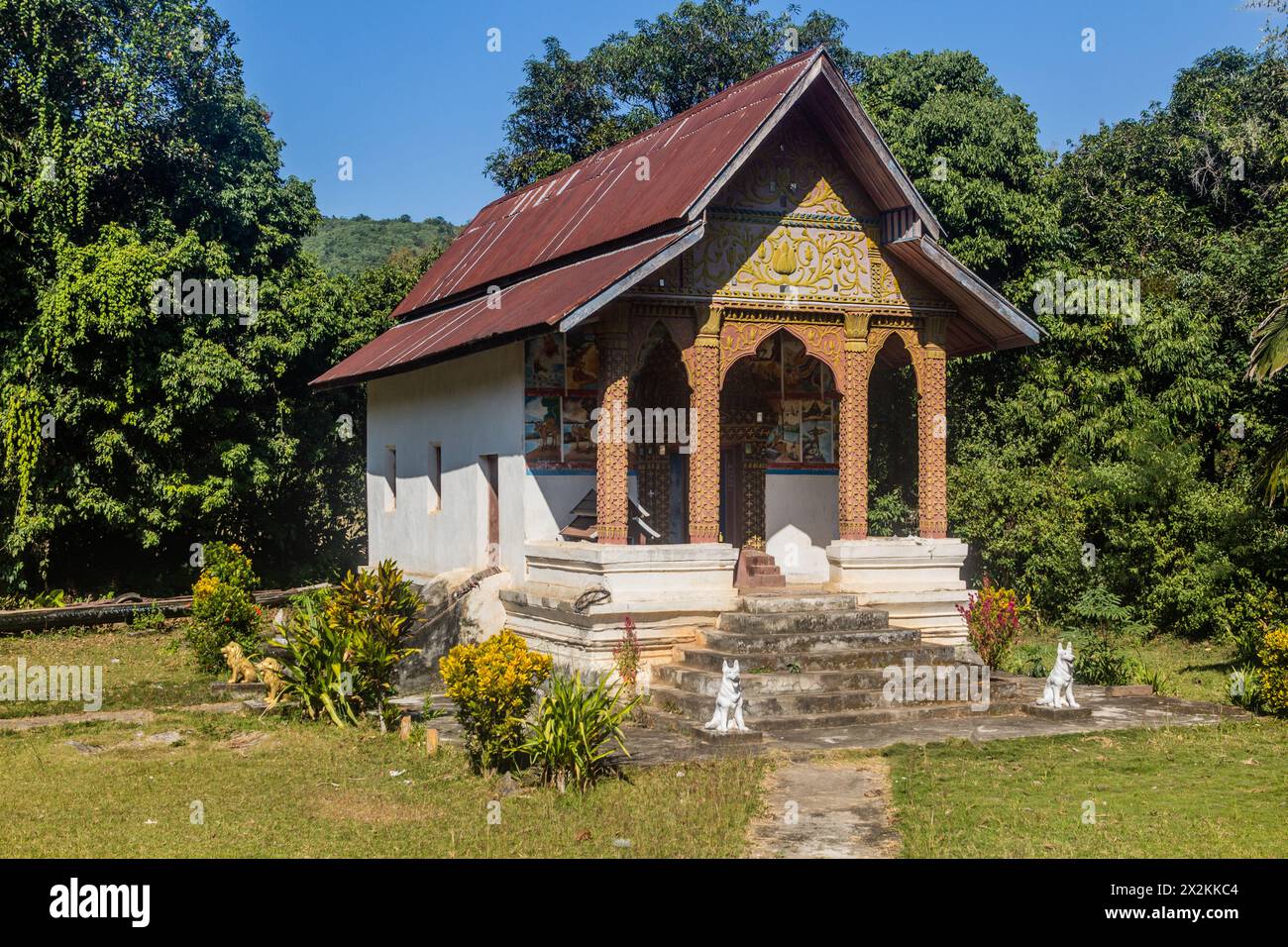 Tempio nel villaggio di Donkhoun (Done Khoun) vicino a Nong Khiaw, Laos Foto Stock