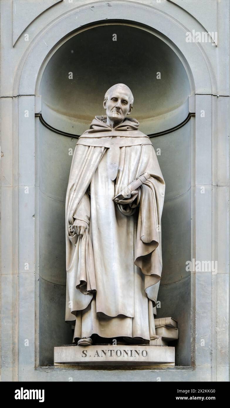 FIRENZE, ITALIA - 30 maggio 2023: Statua di San Antonino nelle nicchie del colonnato della Galleria degli Uffizi, Firenze, Italia. Foto Stock