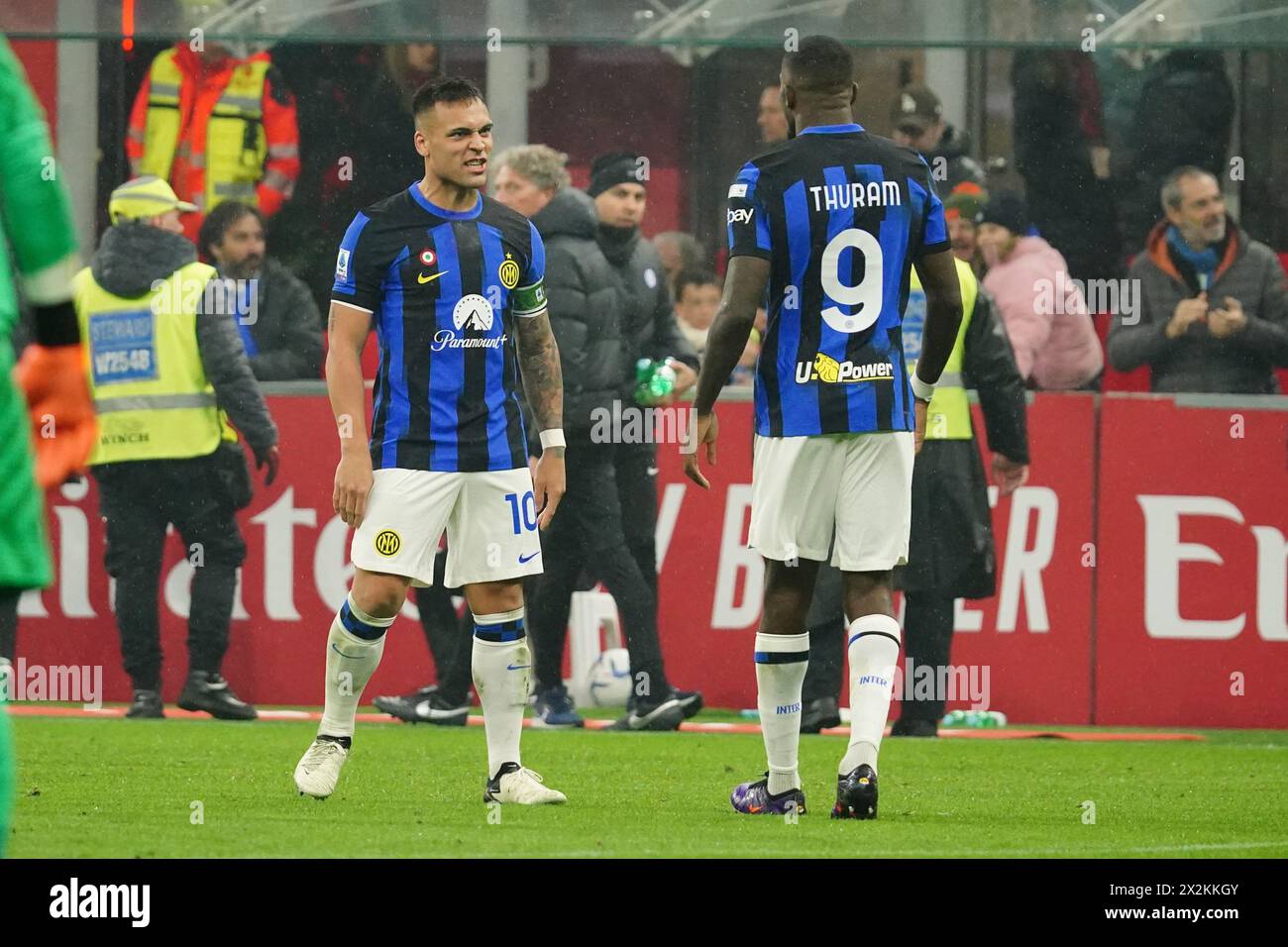 Milano, Italia. 22 aprile 2024. Lautaro Martínez (FC Inter) e Marcus Thuram (FC Inter) celebrano il gol durante la partita di campionato italiano di serie A tra AC Milan e FC Inter il 22 aprile 2024 allo Stadio San Siro di Milano - Credit: Luca Rossini/e-Mage/Alamy Live News Credit: Luca Rossini/e-Mage/Alamy Live News Foto Stock