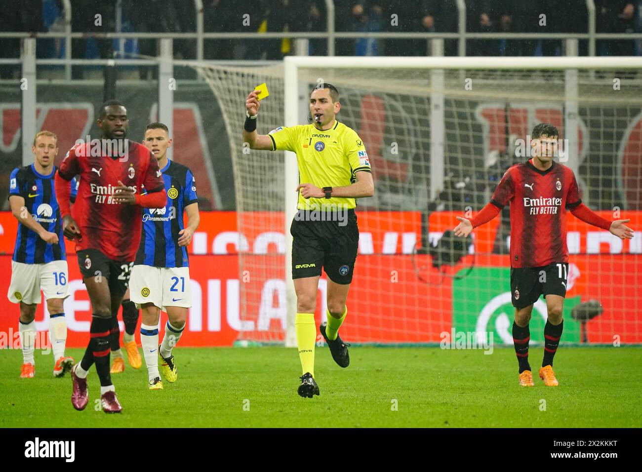 Milano, Italia. 22 aprile 2024. Andrea Colombo (arbitro) mostra il cartellino giallo durante la partita di campionato italiano di serie A tra AC Milan e FC Inter il 22 aprile 2024 allo Stadio San Siro di Milano, Italia - crediti: Luca Rossini/e-Mage/Alamy Live News crediti: Luca Rossini/e-Mage/Alamy Live News Foto Stock