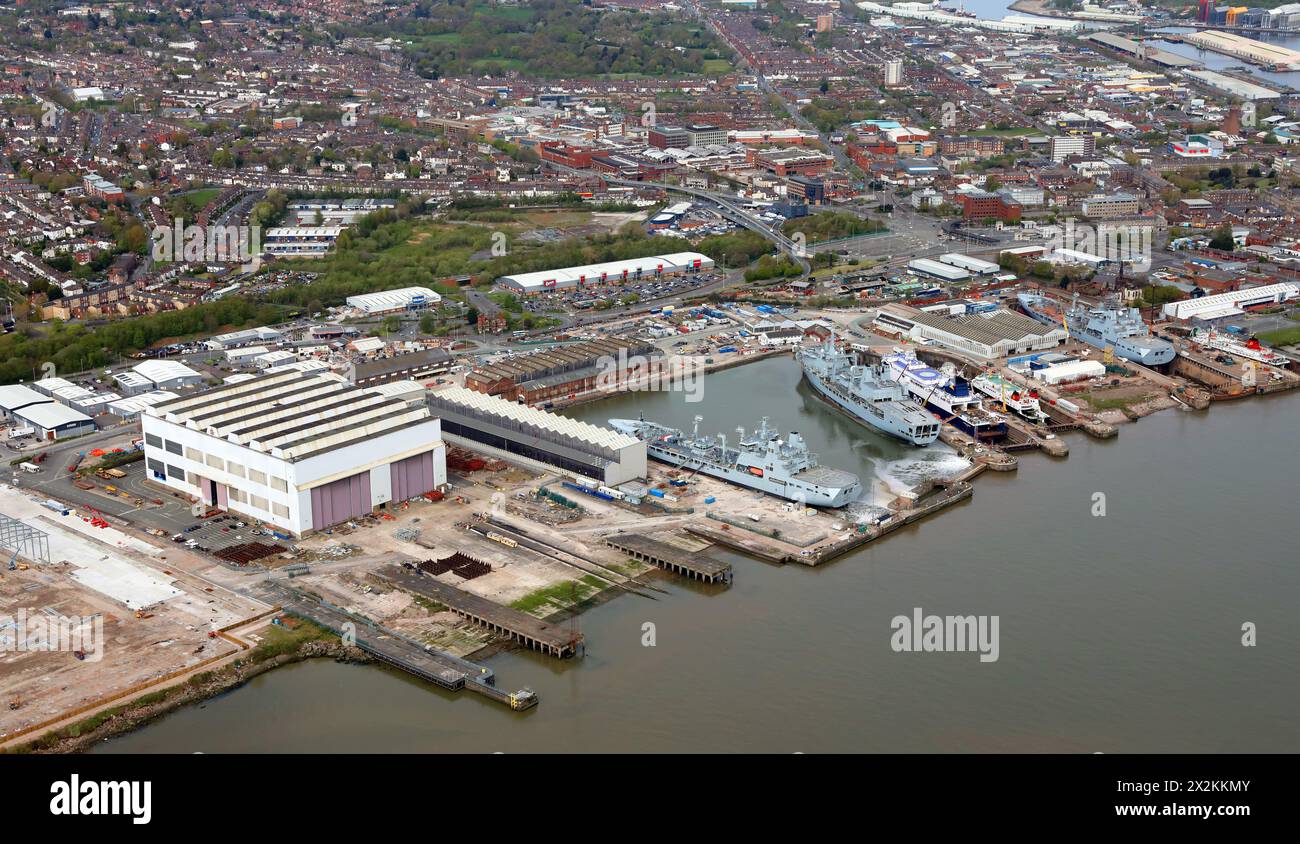 Veduta aerea della costruzione navale di Cammell Laird, delle strutture di riparazione navale e dei moli di Birkenhead, Merseyside Foto Stock