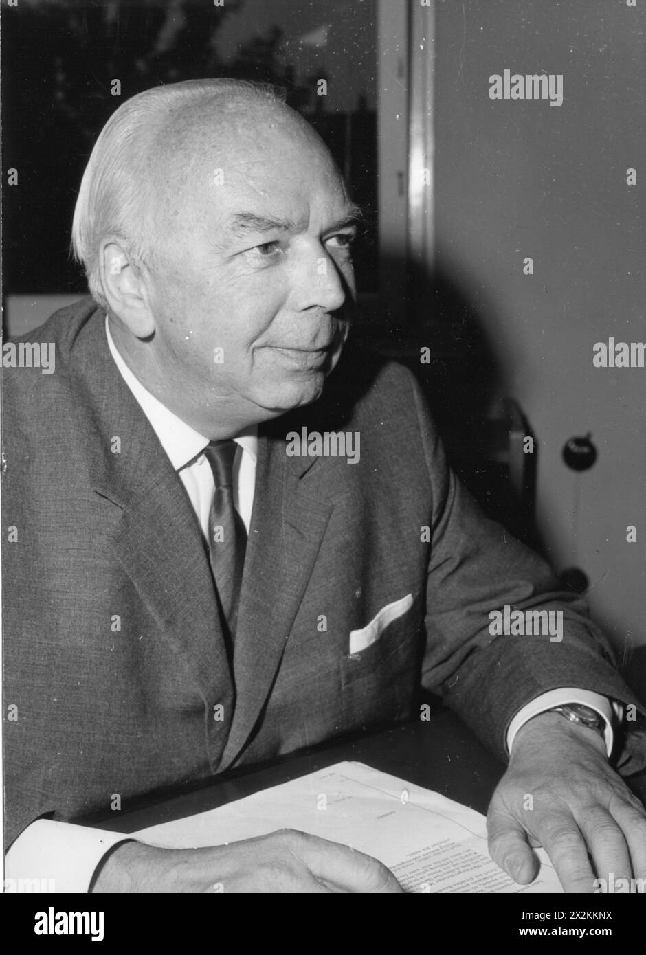Slavik, Gerhard, presidente della German Phono Academy, alla sua scrivania, Amburgo, anni 1960, ULTERIORI DIRITTI-CLEARANCE-INFO-NOT-AVAILABLE Foto Stock