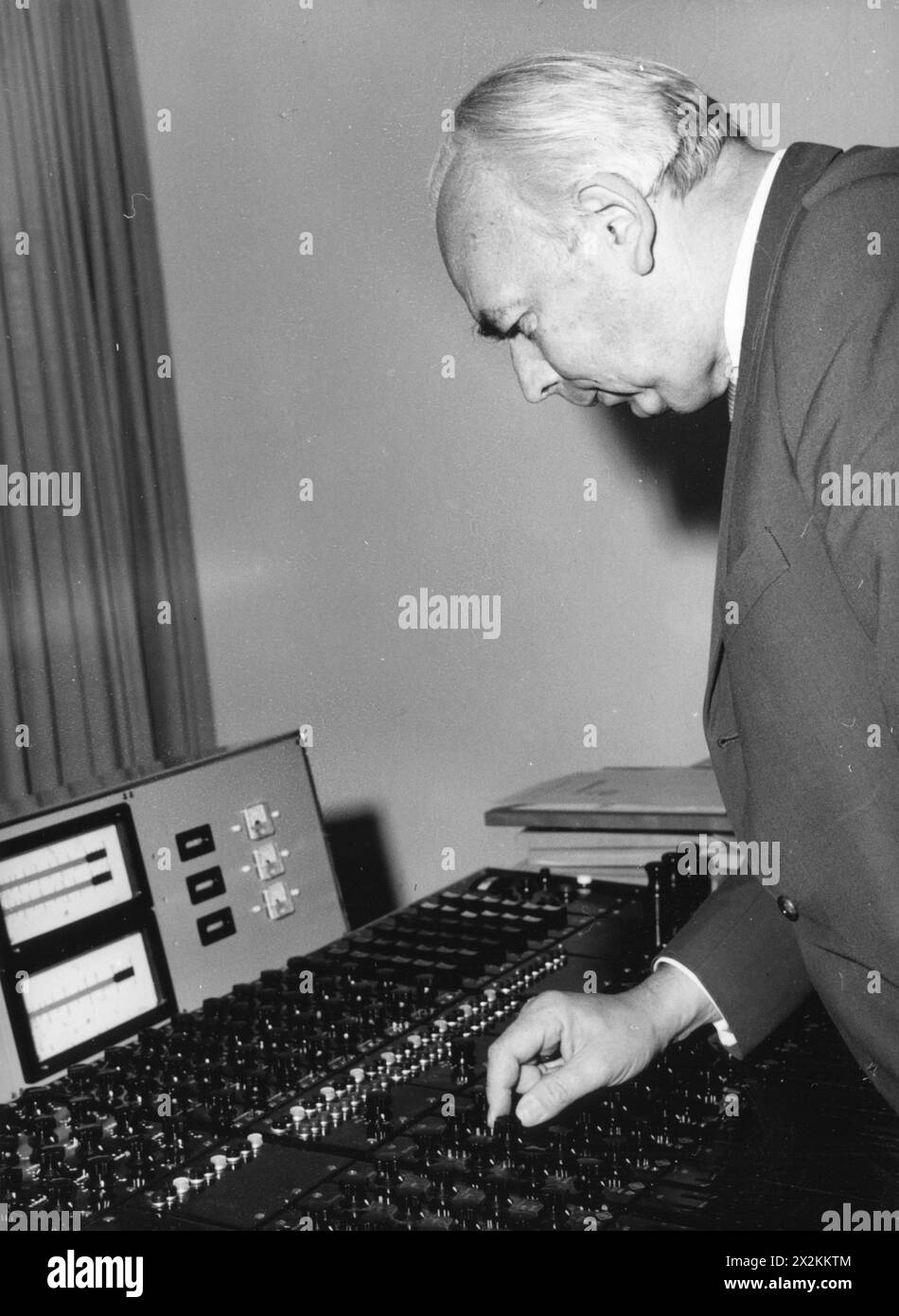 Slavik, Gerhard, presidente della German Phono Academy, presso gli studi di registrazione, Amburgo, anni '1960, ULTERIORI DIRITTI-CLEARANCE-INFO-NOT-AVAILABLE Foto Stock