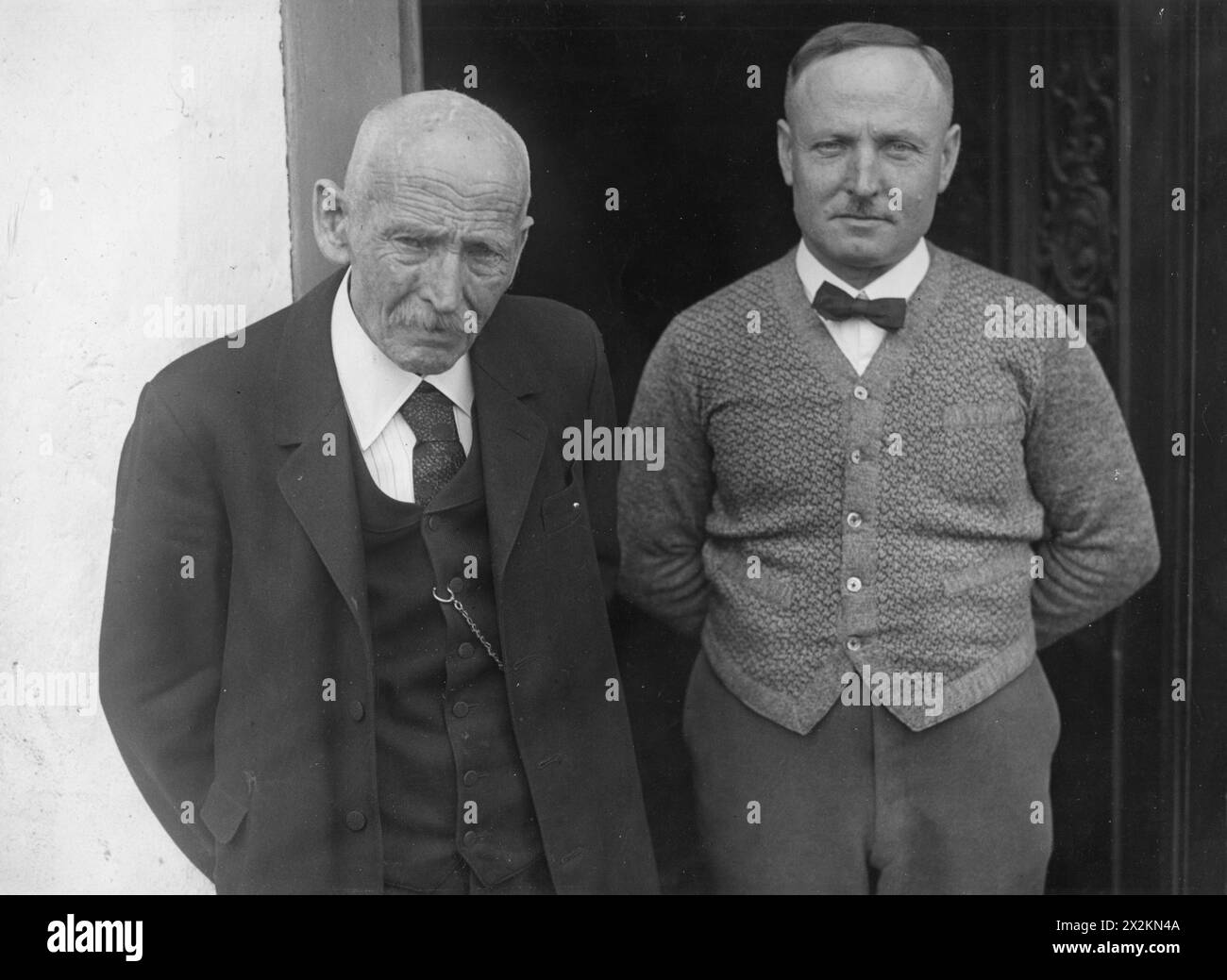 Schlageter, Albert Leo, 12.8.1894 - 26.5,1923, ufficiale tedesco, suo padre e suo fratello di fronte alla sua casa natale, SOLO EDITORIALE Foto Stock