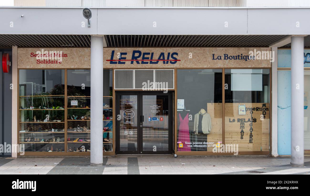 Vista esterna di una boutique le Relais. Le Relais è una società cooperativa francese (scop) specializzata nella raccolta, riutilizzo e riciclaggio di tessuti Foto Stock