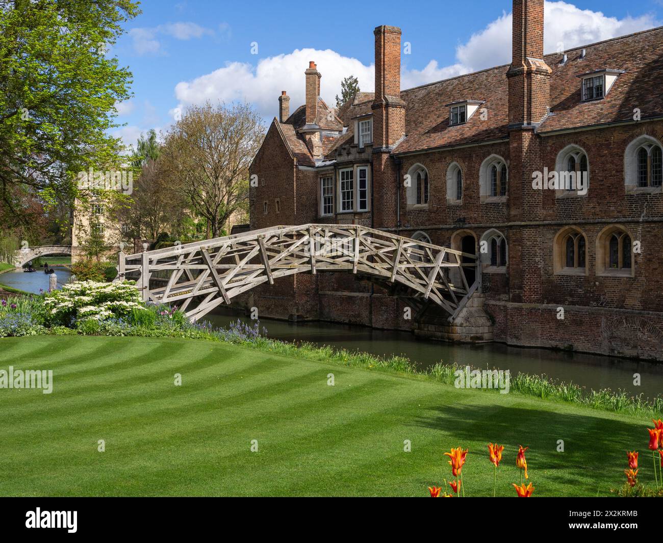 Queens College con il Mathematical Bridge che attraversa il fiume Cam, Cambridge, Regno Unito Foto Stock