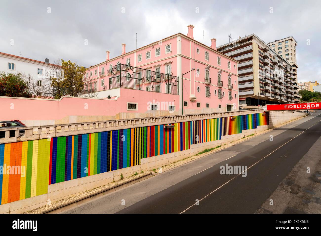 L'Avenida Infante Santo nel quartiere di Estrela è un sottopassaggio decorato con grandi piastrelle murali disegnati da Eduardo Nery come contributo artistico a una nuova h Foto Stock