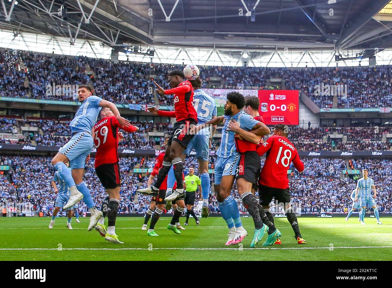 Londra, Regno Unito. 21 aprile 2024. Il centrocampista del Manchester United Kobbie Mainoo (37) combatte contro il difensore del Coventry City Liam Kitching (15) durante la partita semifinale di Coventry City FC contro Manchester United FC Emirates fa Cup al Wembley Stadium, Londra, Inghilterra, Regno Unito il 21 aprile 2024 Credit: Every Second Media/Alamy Live News Foto Stock