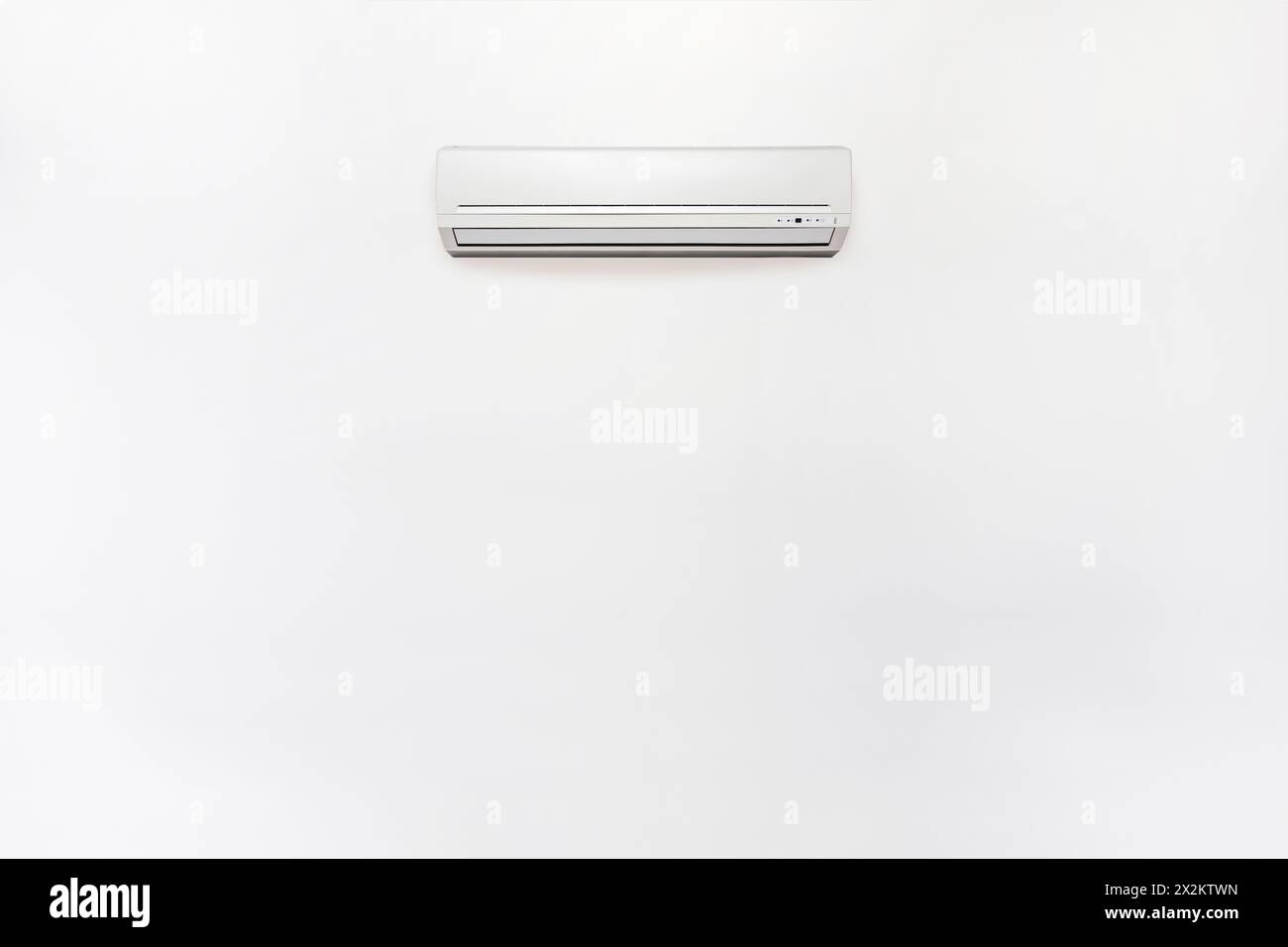 condizionatore d'aria con inverter di colore bianco montato a parete vuoto Foto Stock
