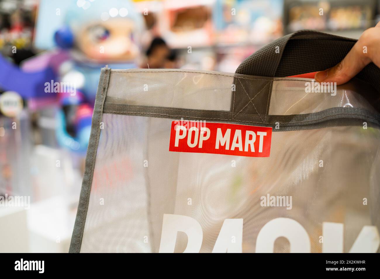 Bangkok, Thailandia - 21 aprile 2024: Pop Mart è un negozio di giocattoli d'arte che vende giocattoli di design in formato cieco. Foto Stock