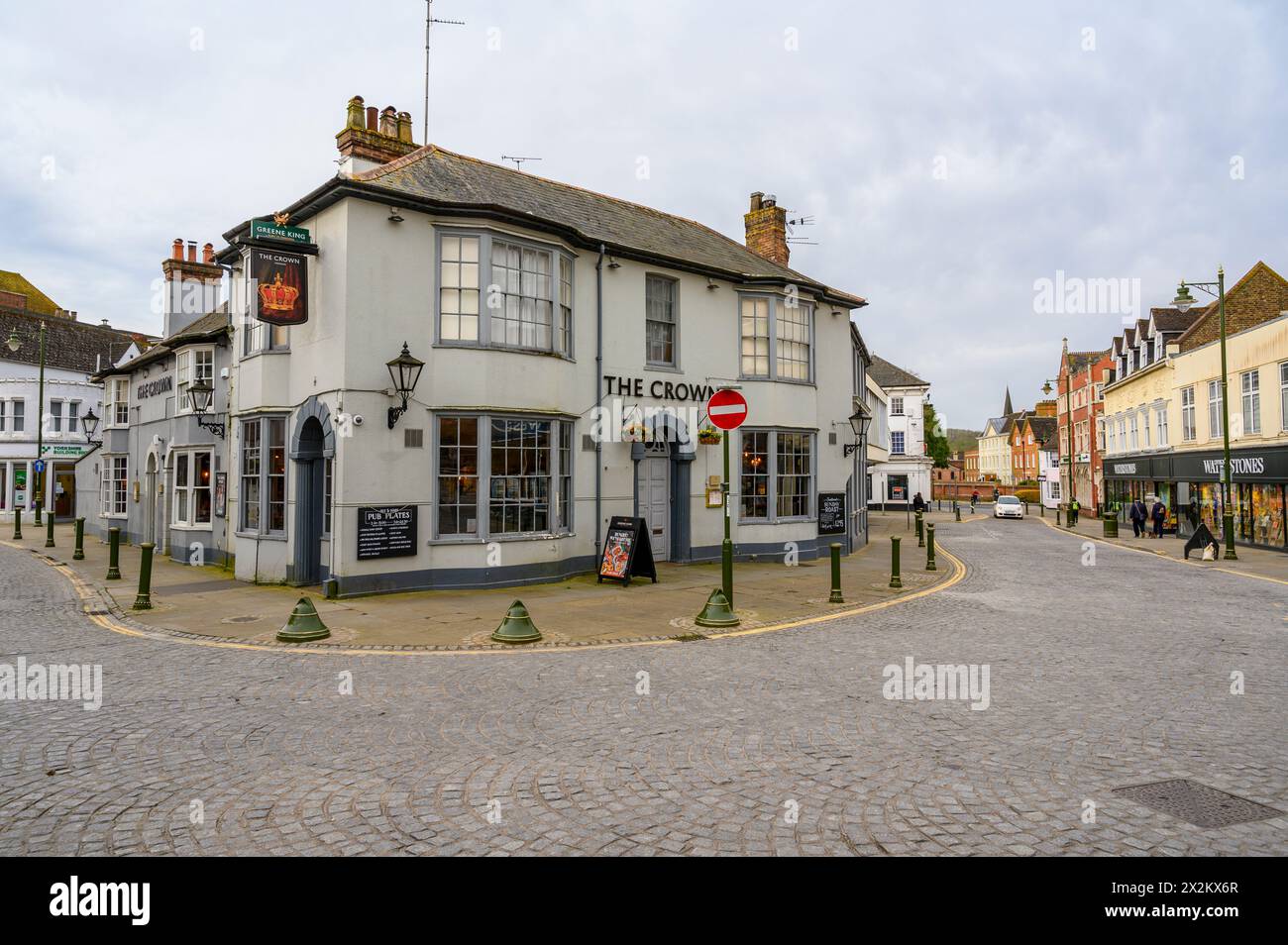 Il Crown pub e la libreria Waterstones si trovano su Carfax nel centro di Horsham, una città mercato nel West Sussex, Inghilterra. Foto Stock