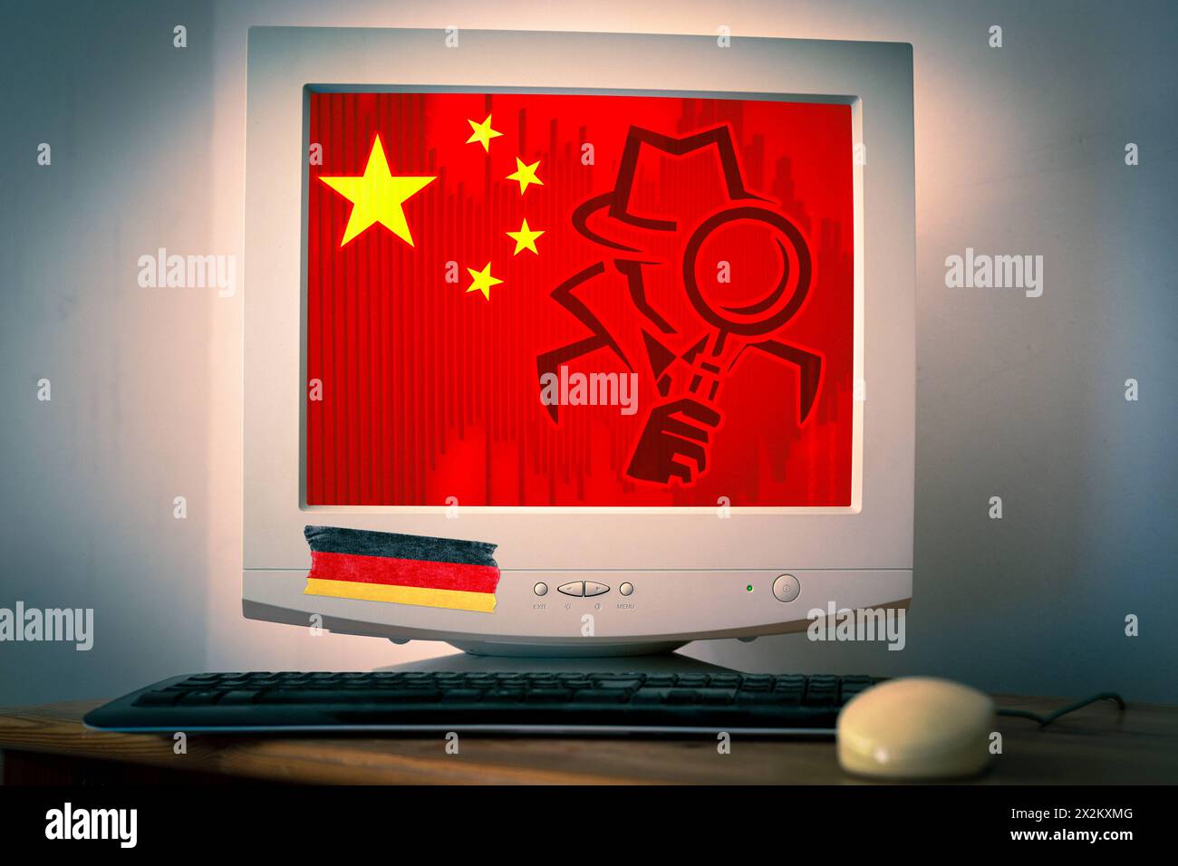 23 aprile 2024: Immagine simbolica dello spionaggio cinese in Germania. Schermo del computer con la bandiera della Cina e il simbolo di una spia. FOTOMONTAGGIO *** Symbolbild China Spionage in Deutschland. Computerbildschirm mit China Flagge udn einem Spion Symbol. FOTOMONTAGE Foto Stock