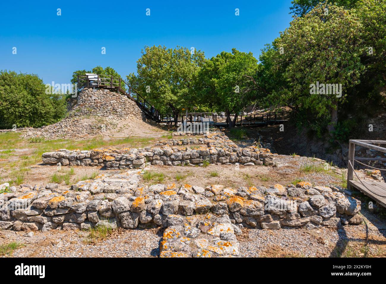 Le rovine dell'antica città di Troia in primavera. Visita la foto di sfondo di Turkiye. Canakkale Turkiye - 4.13.2024 Foto Stock