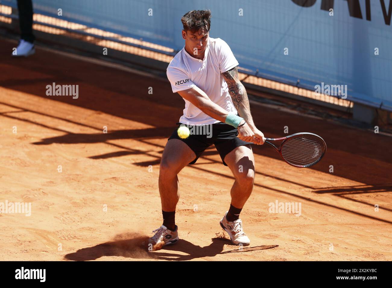 Ugo Carabelli dell'Argentina in azione contro Bernabe Zatapa della Spagna durante il mutua Madrid Open 2024, ATP Masters 1000 e WTA 1000, torneo di tennis il 22 aprile 2024 alla Caja Magica di Madrid, Spagna Foto Stock