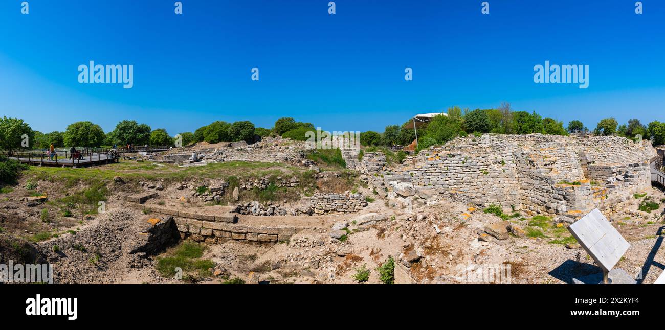 Vista panoramica delle antiche rovine di Troia. Visita la foto del concetto di Turkiye. Canakkale Turkiye - 4.13.2024 Foto Stock