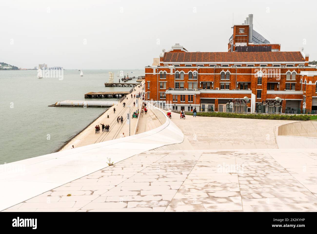 La centrale elettrica Tejo si trova vicino al museo Maat o al Museo d'Arte, architettura e tecnologia di Lisbona. Il museo è stato progettato da Amanda Levete Foto Stock