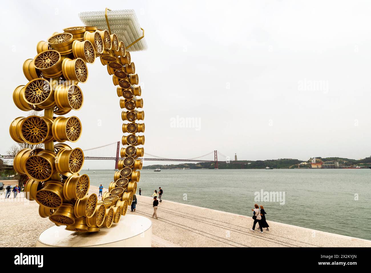 Joana Vasconcelos, Solitario #1, 2018 all'esterno del museo Maat o del Museo d'Arte, architettura e tecnologia di Lisbona. Il museo è stato progettato da A. Foto Stock