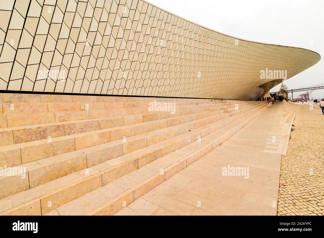 Il museo Maat o il Museo d'Arte, architettura e tecnologia di Lisbona. Il museo è stato progettato da Amanda Levete Architects e si trova a Belém, L Foto Stock