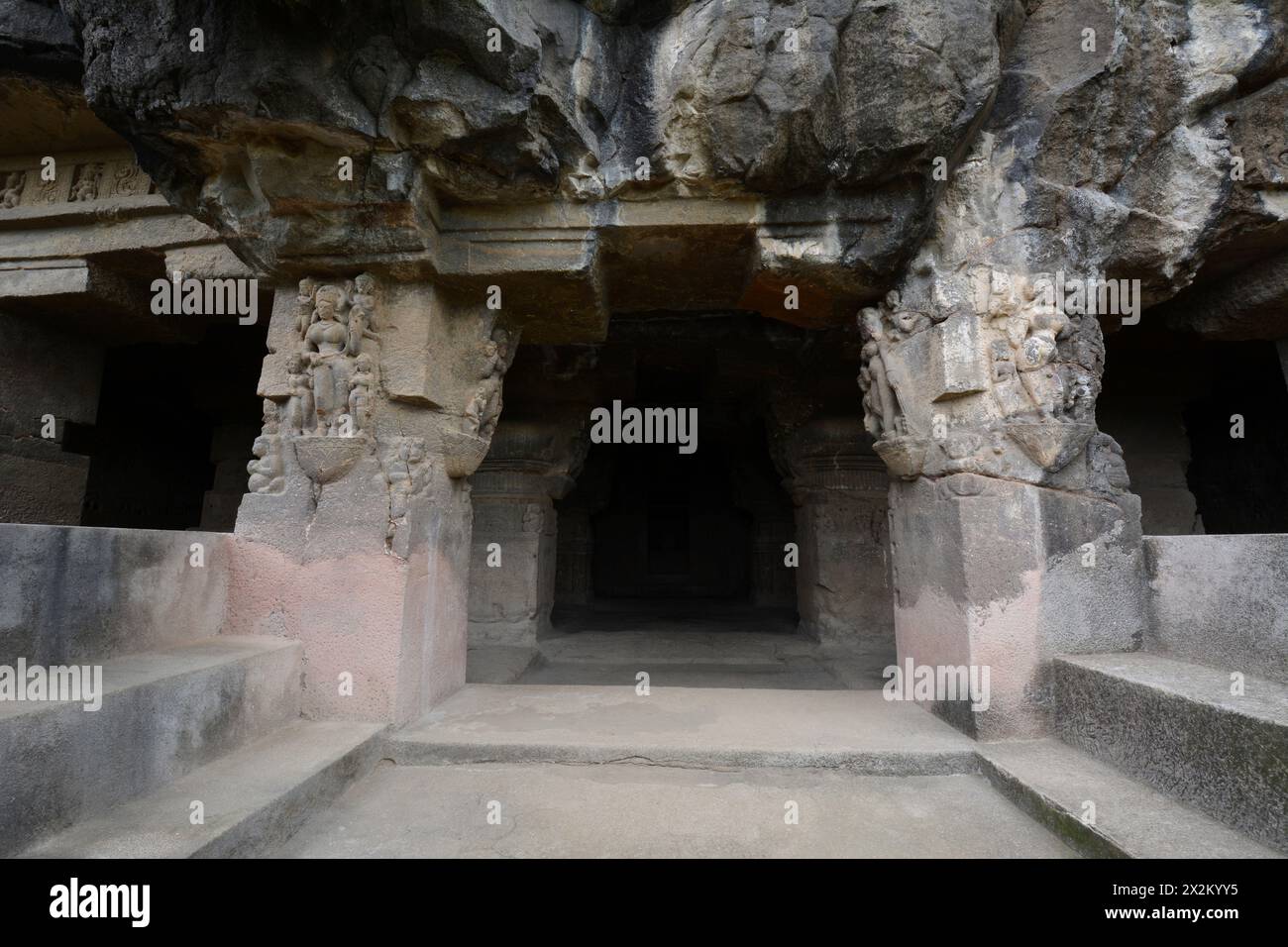 Grotte buddiste di Ellora: Facciata della grotta n. 17. Foto Stock