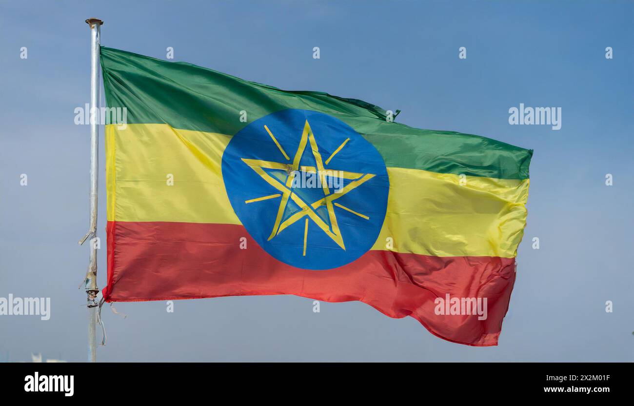 Die Fahne von Äthiopien, flattert im Wind, isoliert gegen blauer Himmel Foto Stock