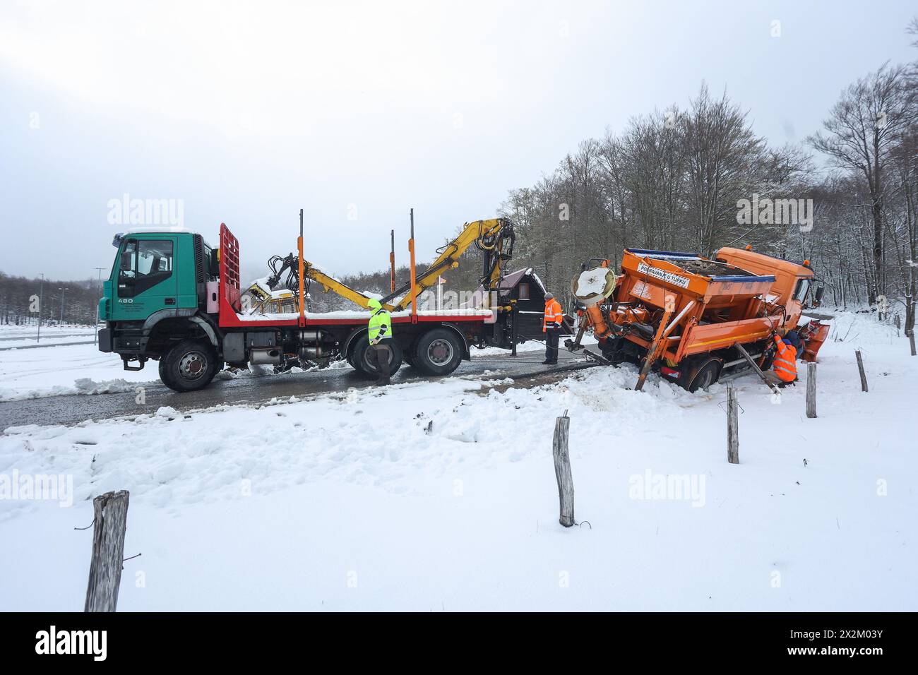 Cavle, Croazia. 23 aprile 2024. Uno spazzaneve rimase bloccato nella neve durante la pulizia di una strada a Platak, in Croazia, il 24 aprile 2024. Foto: Nel Pavletic/PIXSELL credito: Pixsell/Alamy Live News Foto Stock