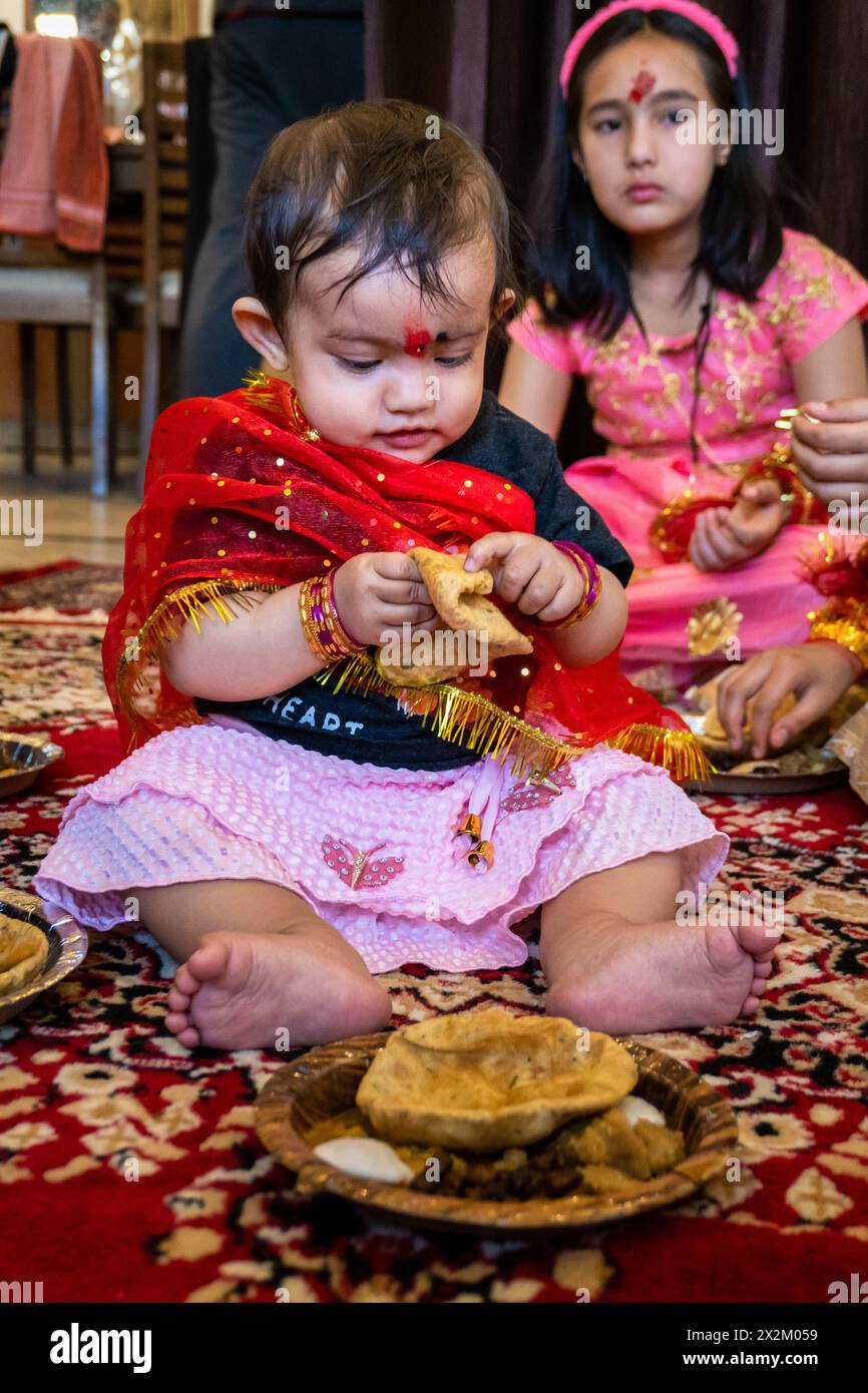 19-2024 aprile Dehradun City, India. Dehradun: Giovani ragazze onorate al festival Navratri, un rito sacro per le dee indù. Foto Stock