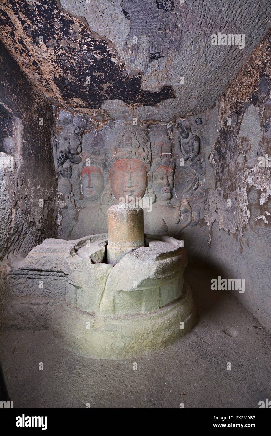 Grotte di Ellora Brahmanical: Grotta n. 23. Maheshamurti e Lingam nel santuario 7. Foto Stock