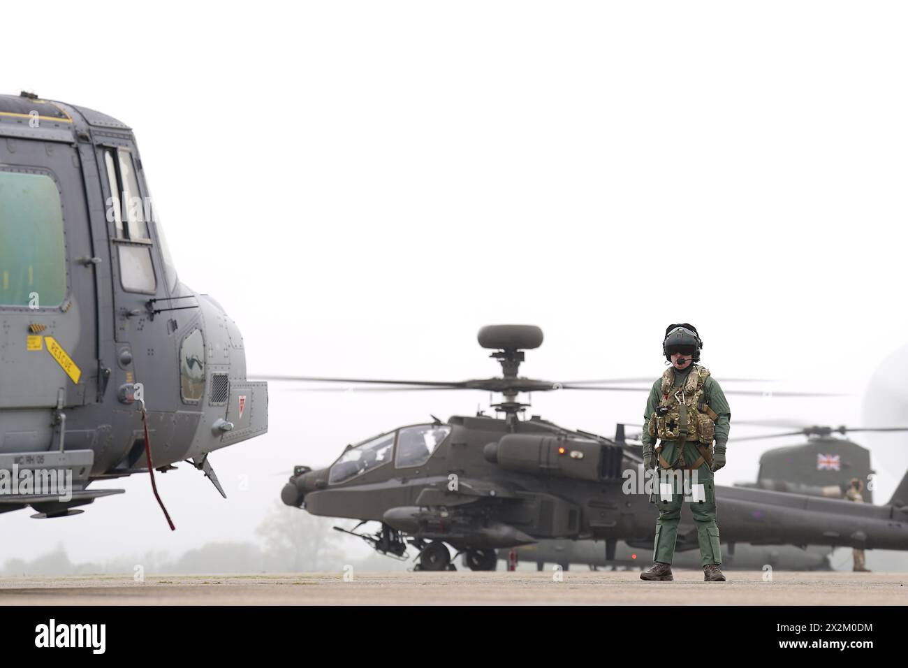 Gli elicotteri d'attacco Apache AH-64E dell'esercito britannico sono pronti per il decollo dalla stazione di volo di Wattisham nel Suffolk insieme agli elicotteri da ricognizione Wildcat e agli elicotteri di supporto RAF Chinook, prima di dirigersi verso l'Estonia per addestrarsi insieme agli alleati della NATO nell'esercitazione Steadfast Defender 24. Alla flotta di nuovi elicotteri d'attacco si uniranno elicotteri da ricognizione Wildcat e elicotteri di supporto RAF Chinook per unirsi a un esercizio di addestramento NATO in Finlandia. Gli Apache voleranno in missioni d'attacco a sostegno dell'addestramento su larga scala dell'esercito finlandese, prima di dirigersi verso l'Estonia per un ulteriore esercizio, dove si svolgeranno Foto Stock