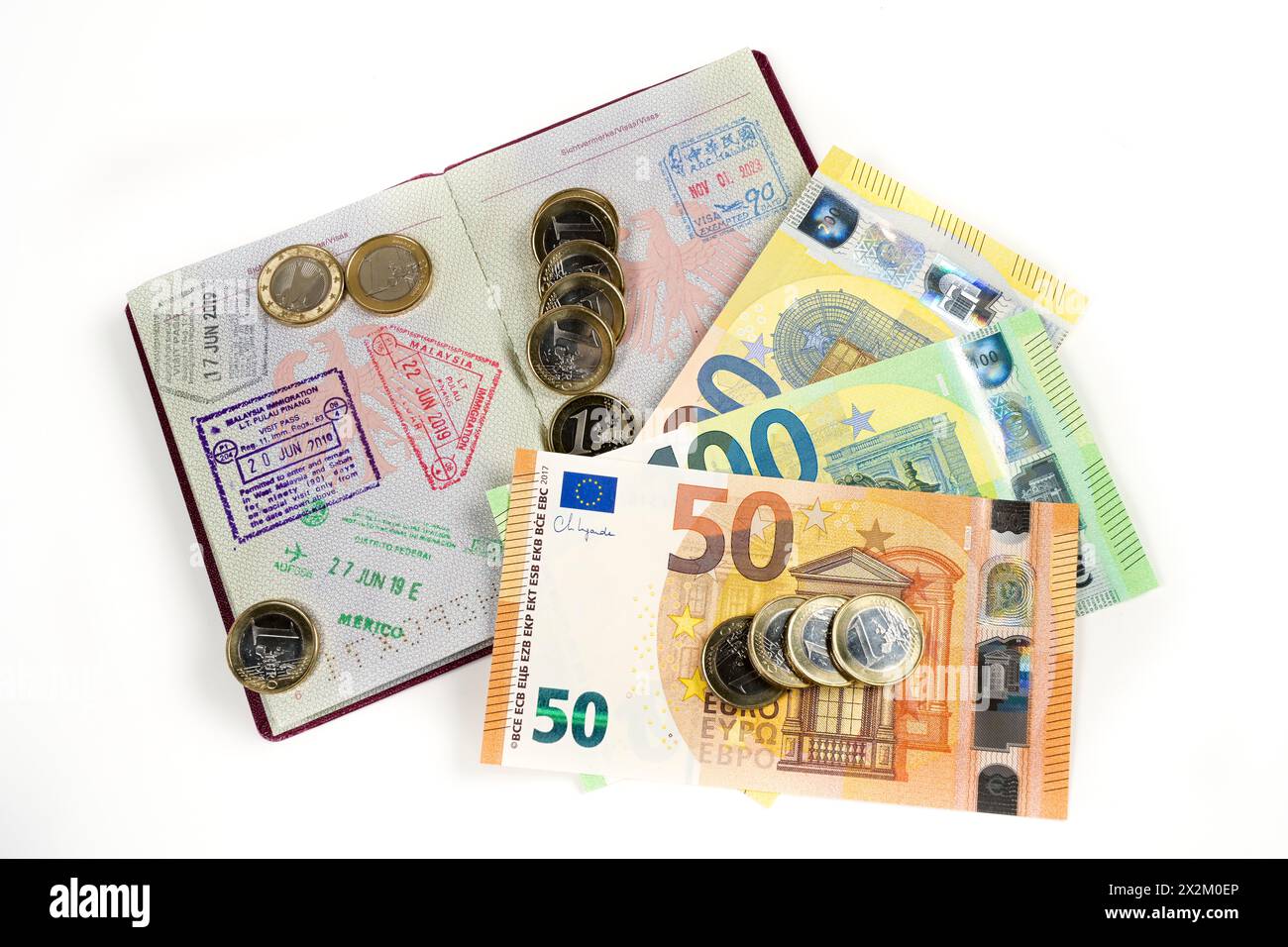 Geldscheine, Symbolfoto Bestechung, Reisepass der Bundesrepublik Deutschland Foto Stock