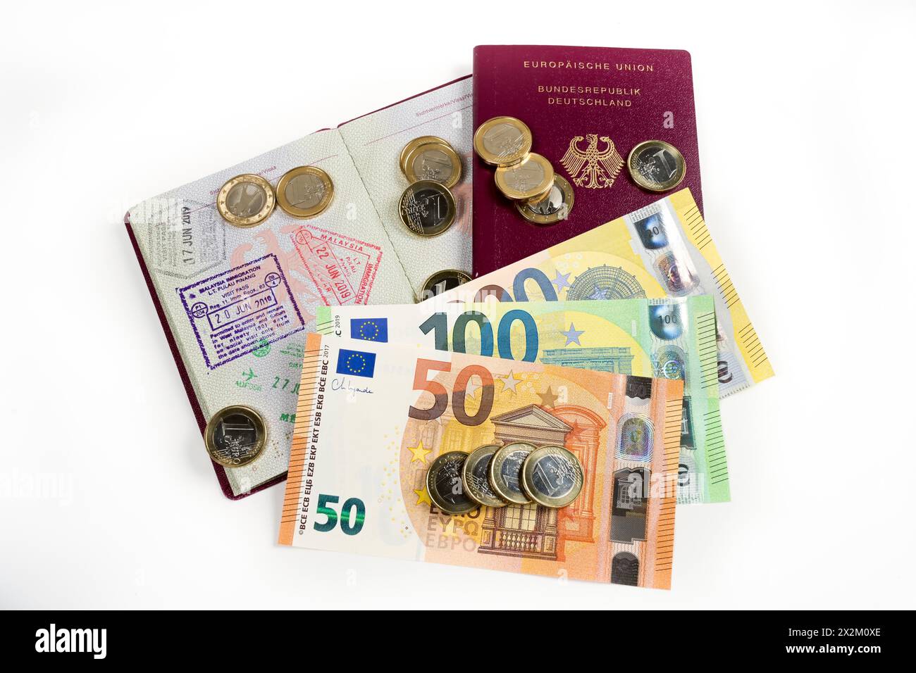 Geldscheine, Symbolfoto Bestechung, Reisepässe der Bundesrepublik Deutschland Foto Stock