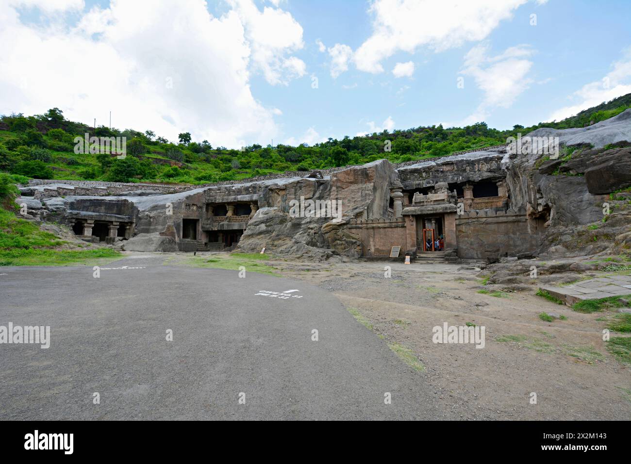 Grotte di Ellora Jain: Grotta n. 30 - Vista generale della grotta n. 32 - 34. Foto Stock