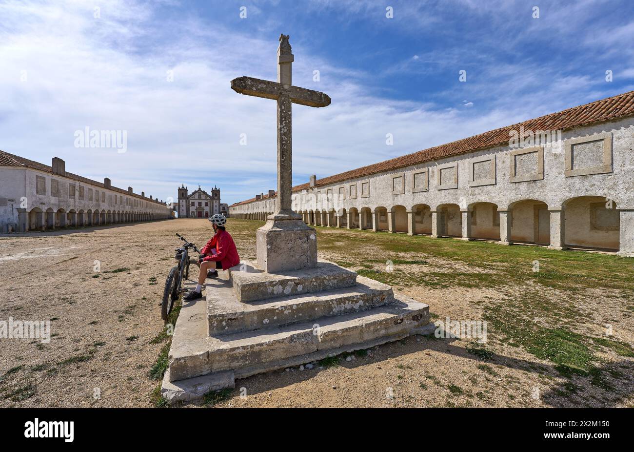 Donna con mountain bike elettrica a Santuário de Nossa Senhora do Cabo Espichel, una famosa chiesa di pellegrini a Cabo Espichel vicino Sesimbra, Portogallo Foto Stock