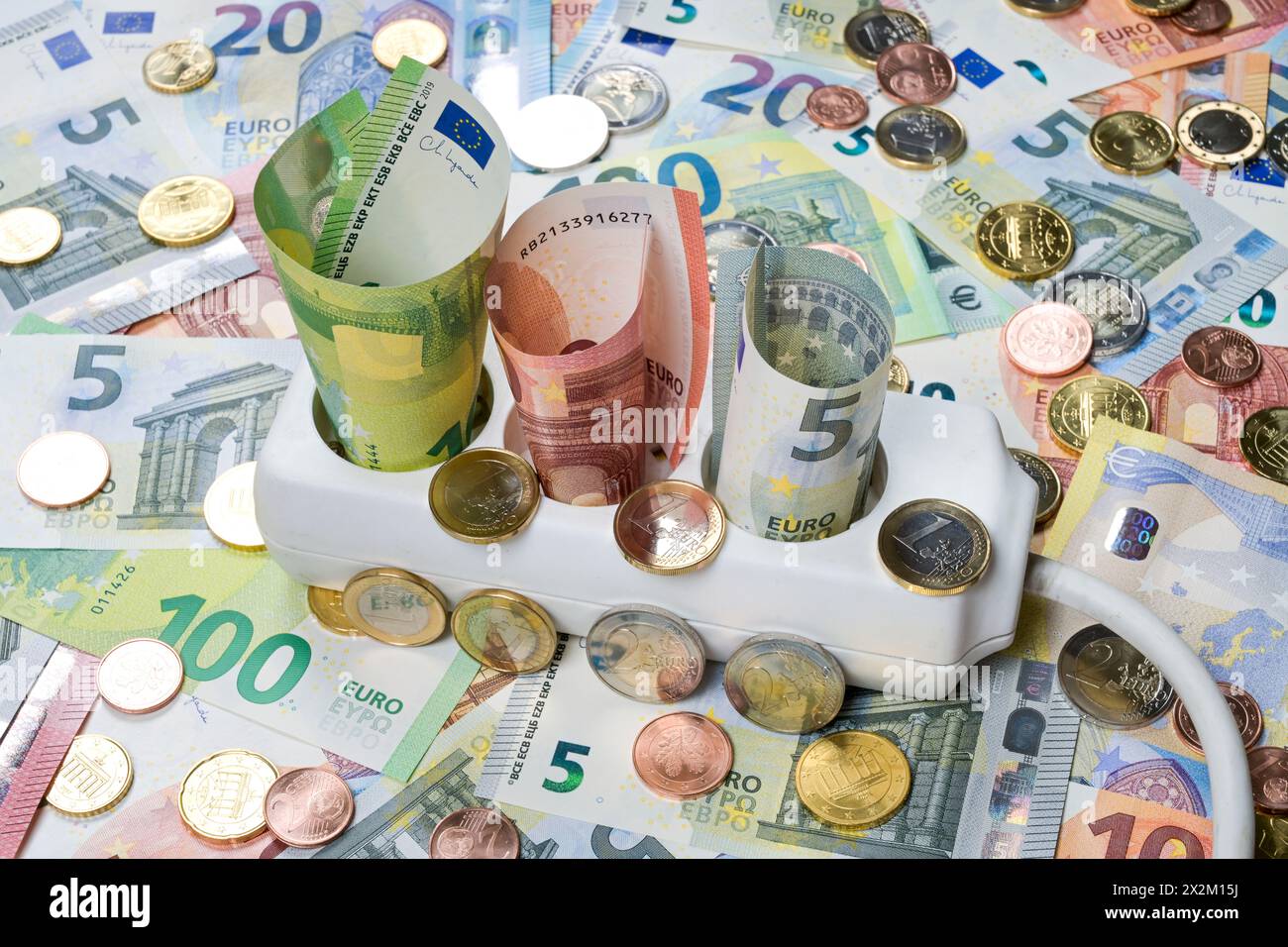 Symbolfoto Energiekosten, Steckerleiste, Geld, Euro Foto Stock