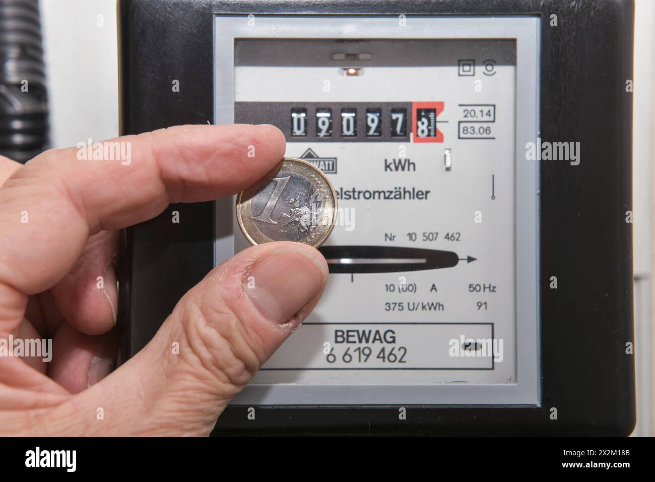 Stromzähler, Symbolfoto Energiekosten, Stromverbrauch, Geld, Euro Foto Stock