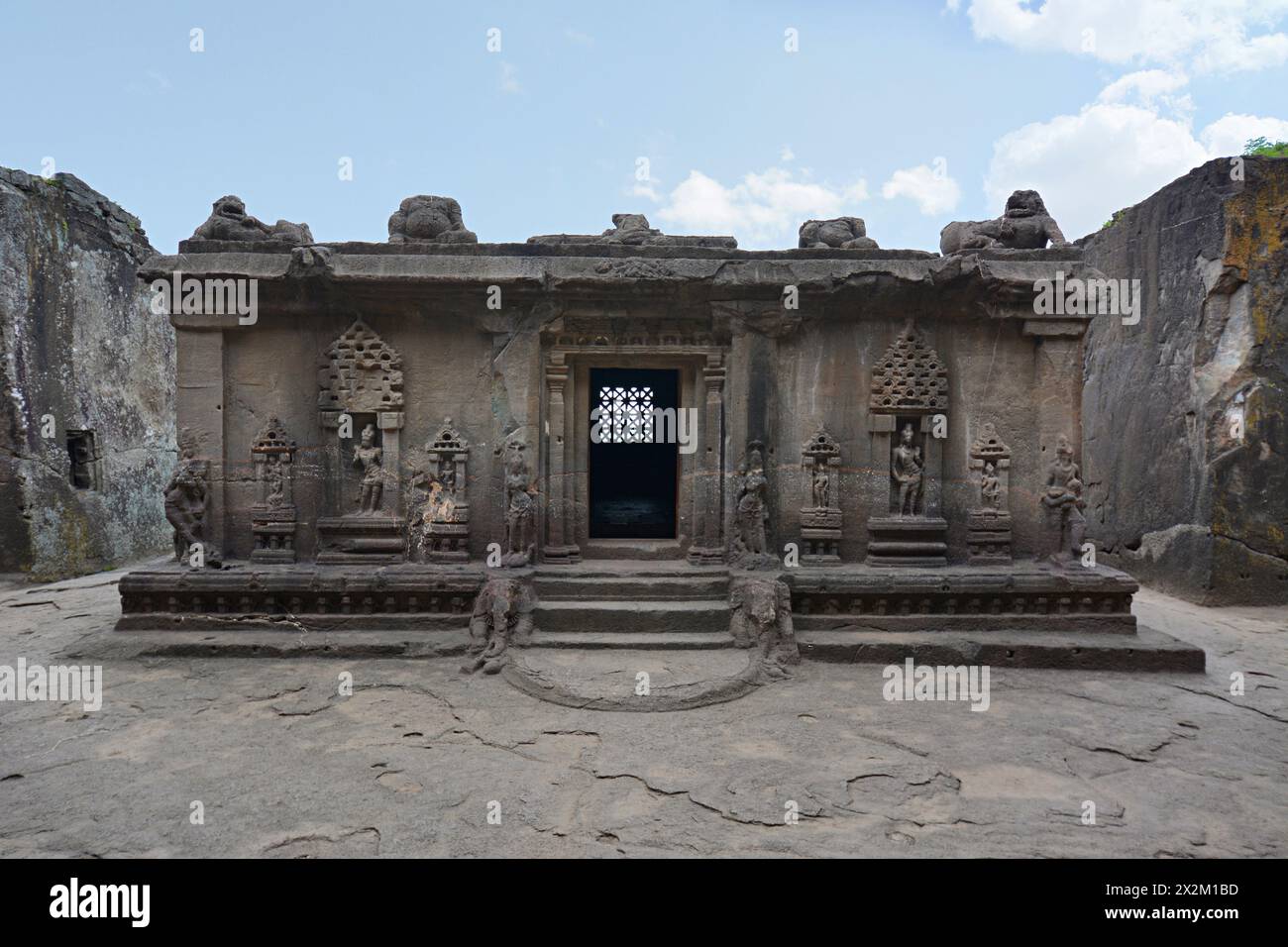 Grotte di Ellora Brahmanical: Grotta n. 15 - elaborata Nandi Mandapa Foto Stock