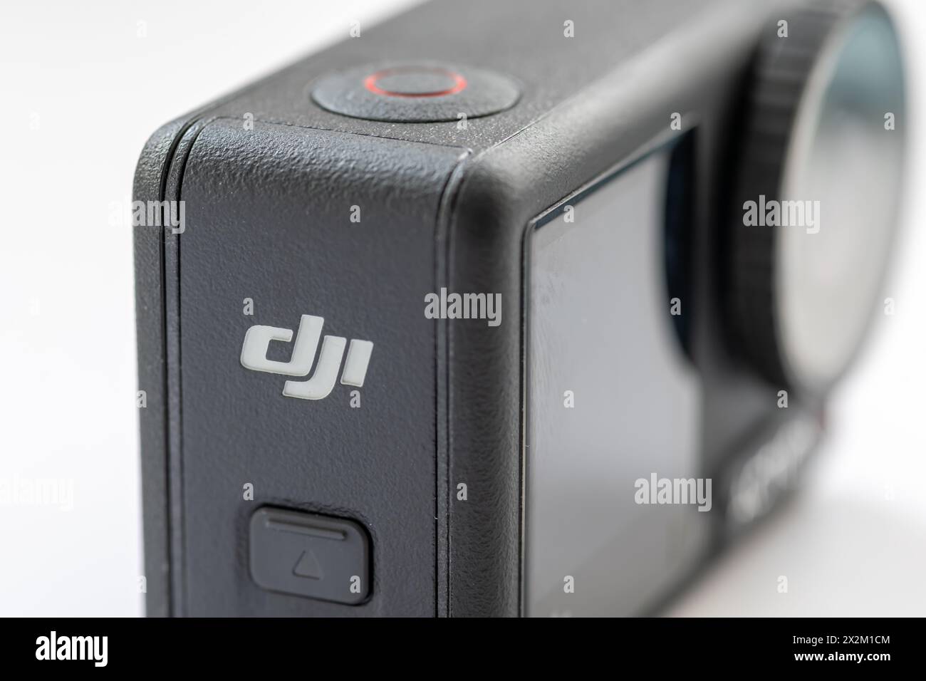 Londra. REGNO UNITO- 04.17.2024. Una action camera della società tecnologica cinese DJI che mostra il logo del marchio aziendale, il pulsante di registrazione e l'obiettivo. Foto Stock