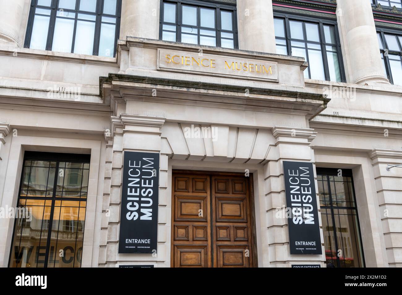 Londra. REGNO UNITO- 04.18.2024. La facciata, l'ingresso e il cartello con il nome del Museo della Scienza a South Kensington. Foto Stock