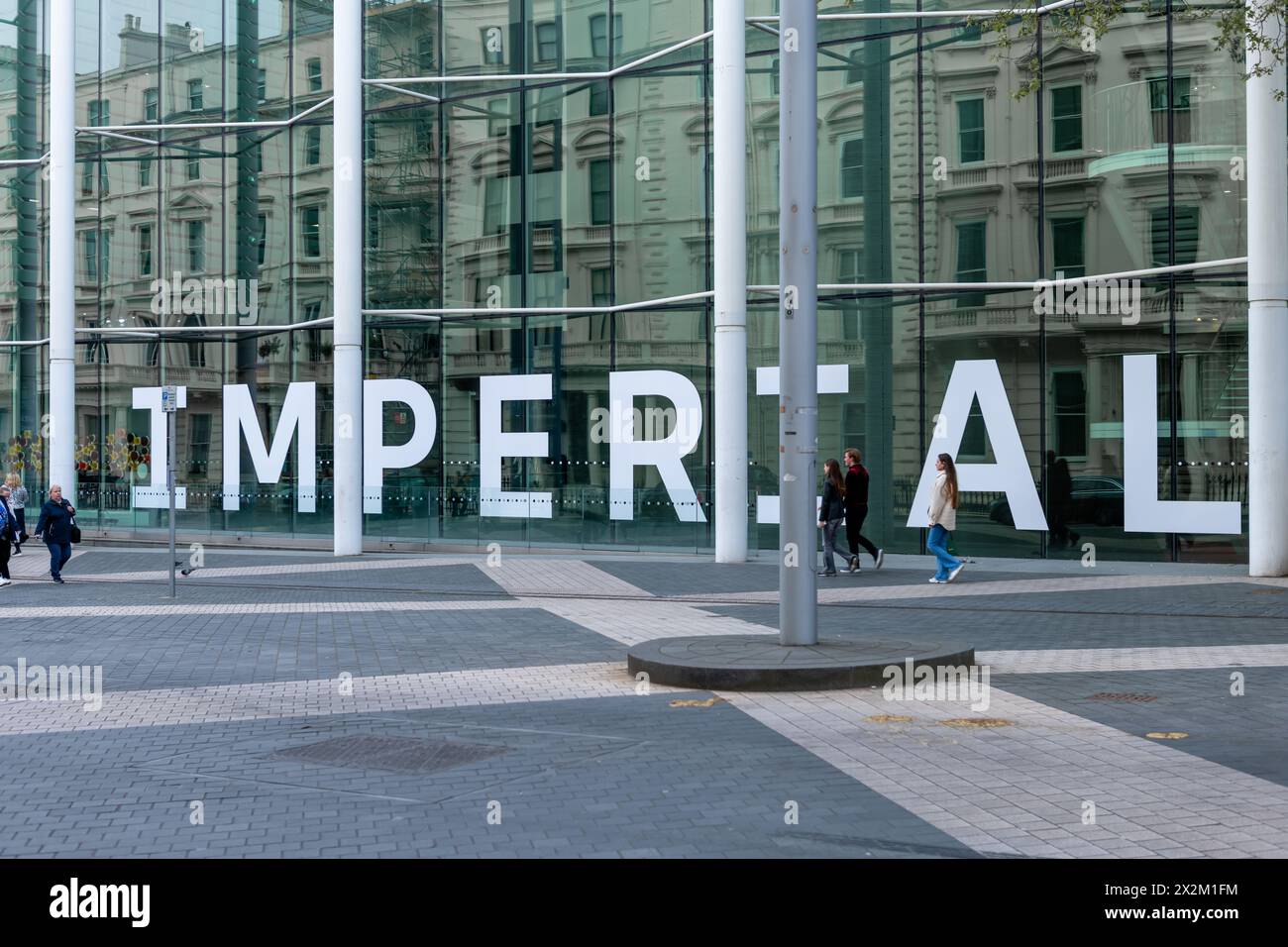 Londra. REGNO UNITO- 04.18.2024. L'enorme segno del nome dell'Imperial College sulla facciata dell'edificio a South Kensington. Foto Stock