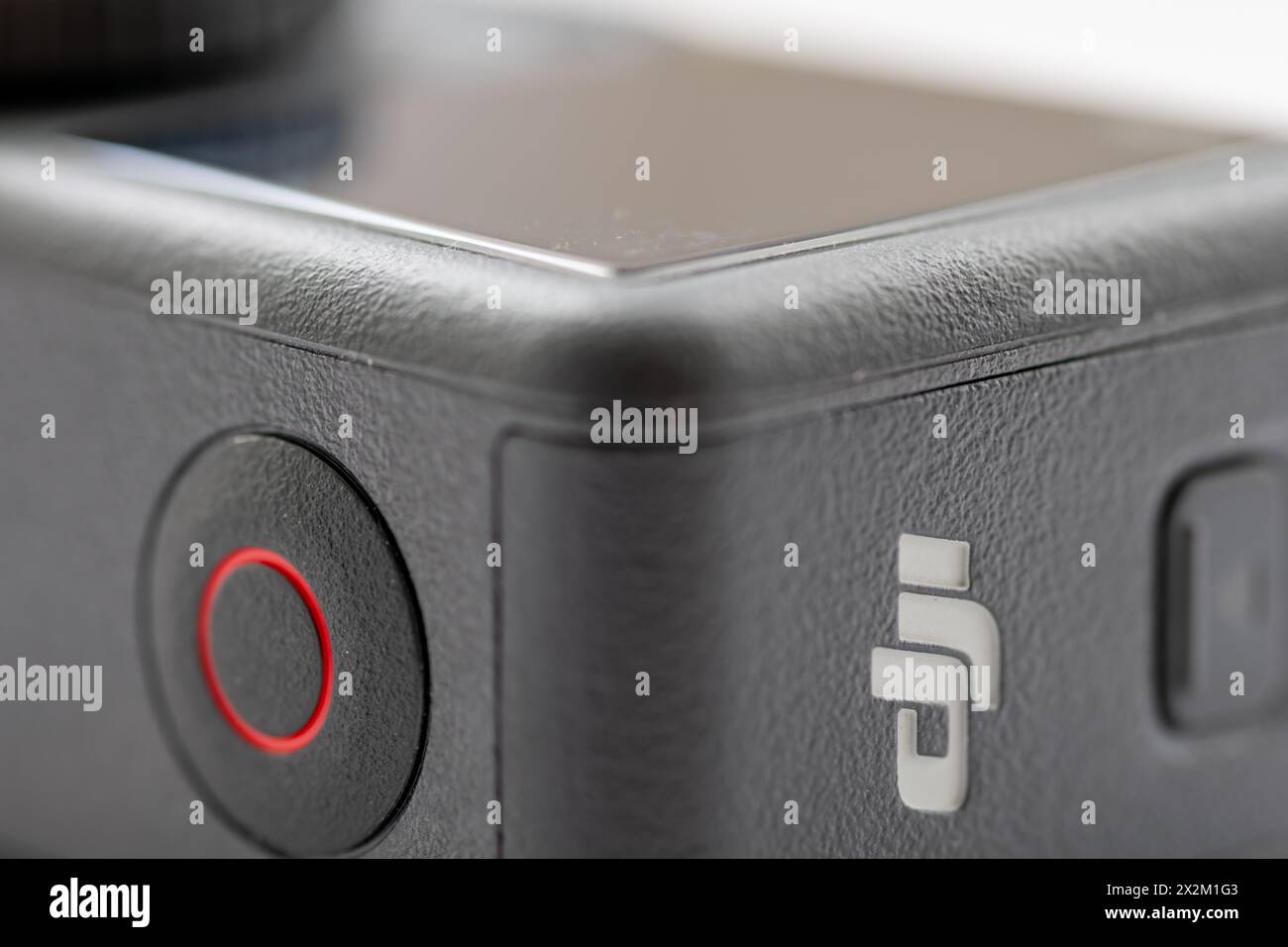 Londra. REGNO UNITO- 04.17.2024. Primo piano di una action camera della società tecnologica cinese DJI che mostra il logo della band aziendale e il pulsante di registrazione. Foto Stock