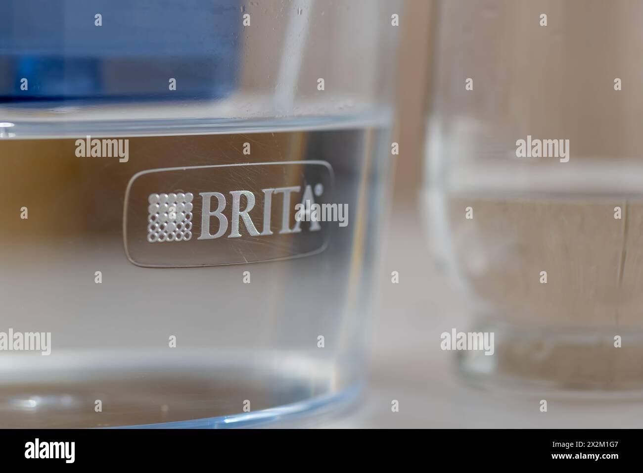 Londra. REGNO UNITO- 04.17.2024. Una caraffa con filtro dell'acqua BRITA con il marchio e il logo e un bicchiere d'acqua sul lato. Foto Stock