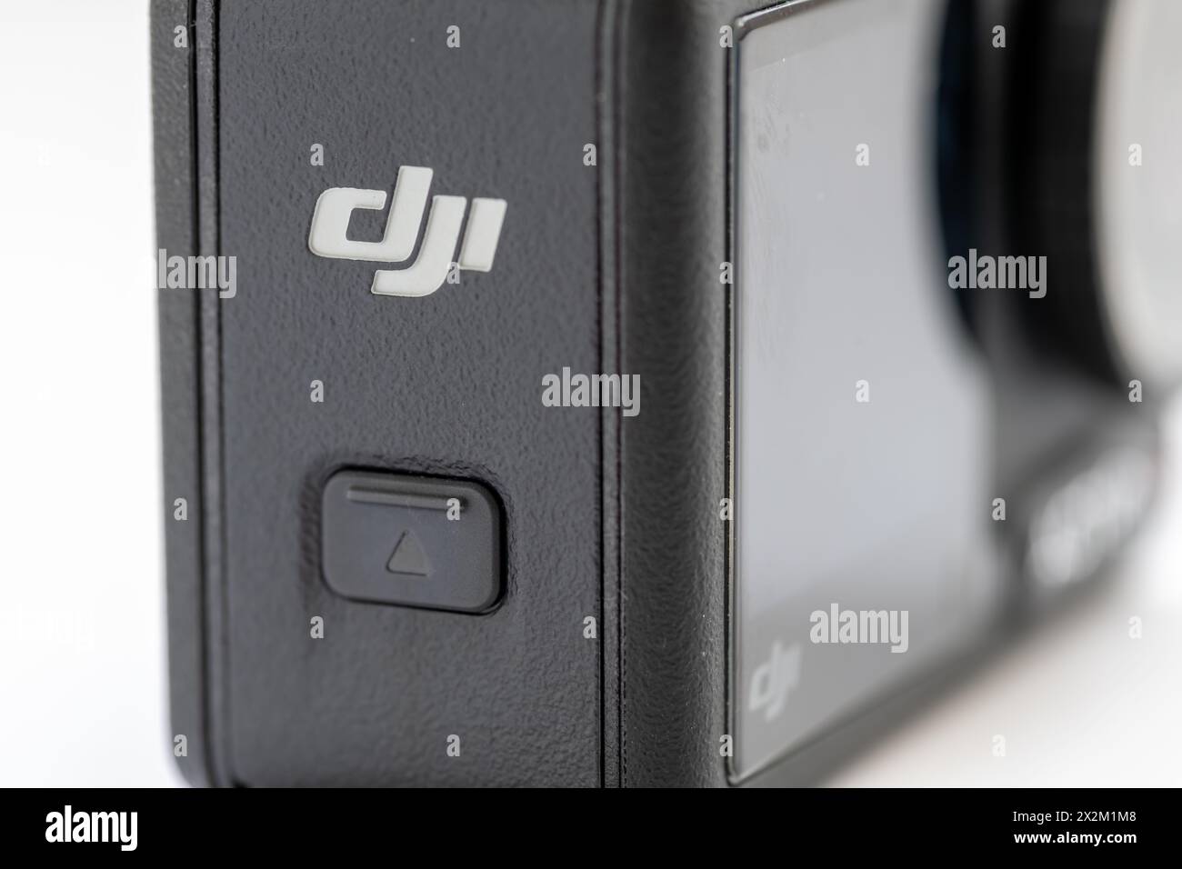 Londra. REGNO UNITO- 04.17.2024. Primo piano di una action camera della società tecnologica cinese DJI che mostra il logo del marchio dell'azienda. Foto Stock