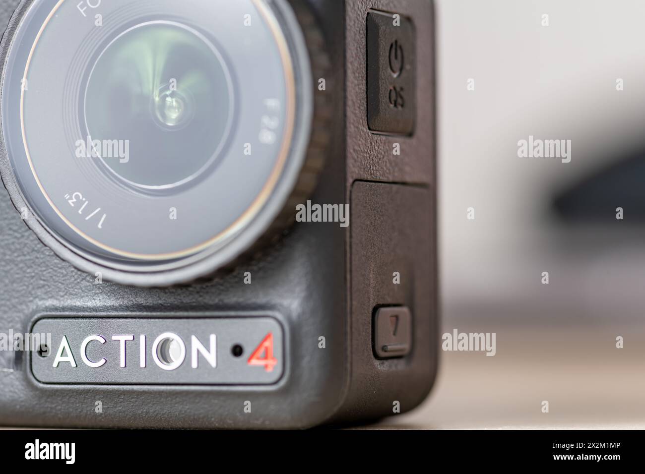 Londra. REGNO UNITO- 04.17.2024. Un primo piano della videocamera Action 4 della società tecnologica cinese DJI. Foto Stock