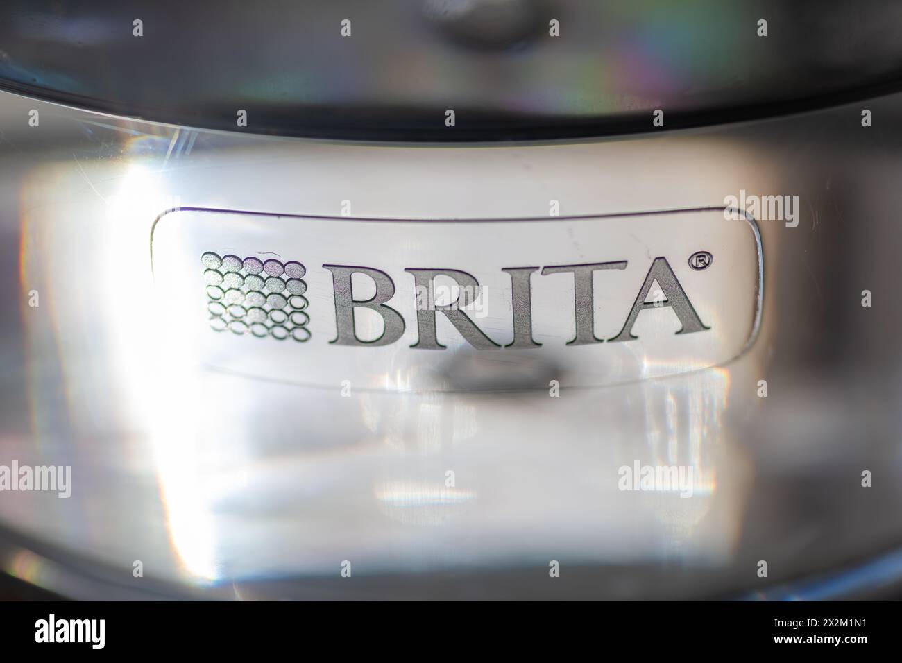Londra. REGNO UNITO- 04.17.2024. Primo piano di una caraffa con filtro dell'acqua BRITA illuminata dalla luce del sole che evidenzia il marchio e il logo. Foto Stock