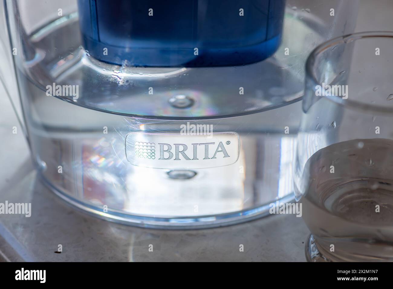Londra. REGNO UNITO- 04.17.2024. Una caraffa per filtro dell'acqua Brita e un bicchiere d'acqua con luce solare che mette in risalto il marchio e il logo. Foto Stock