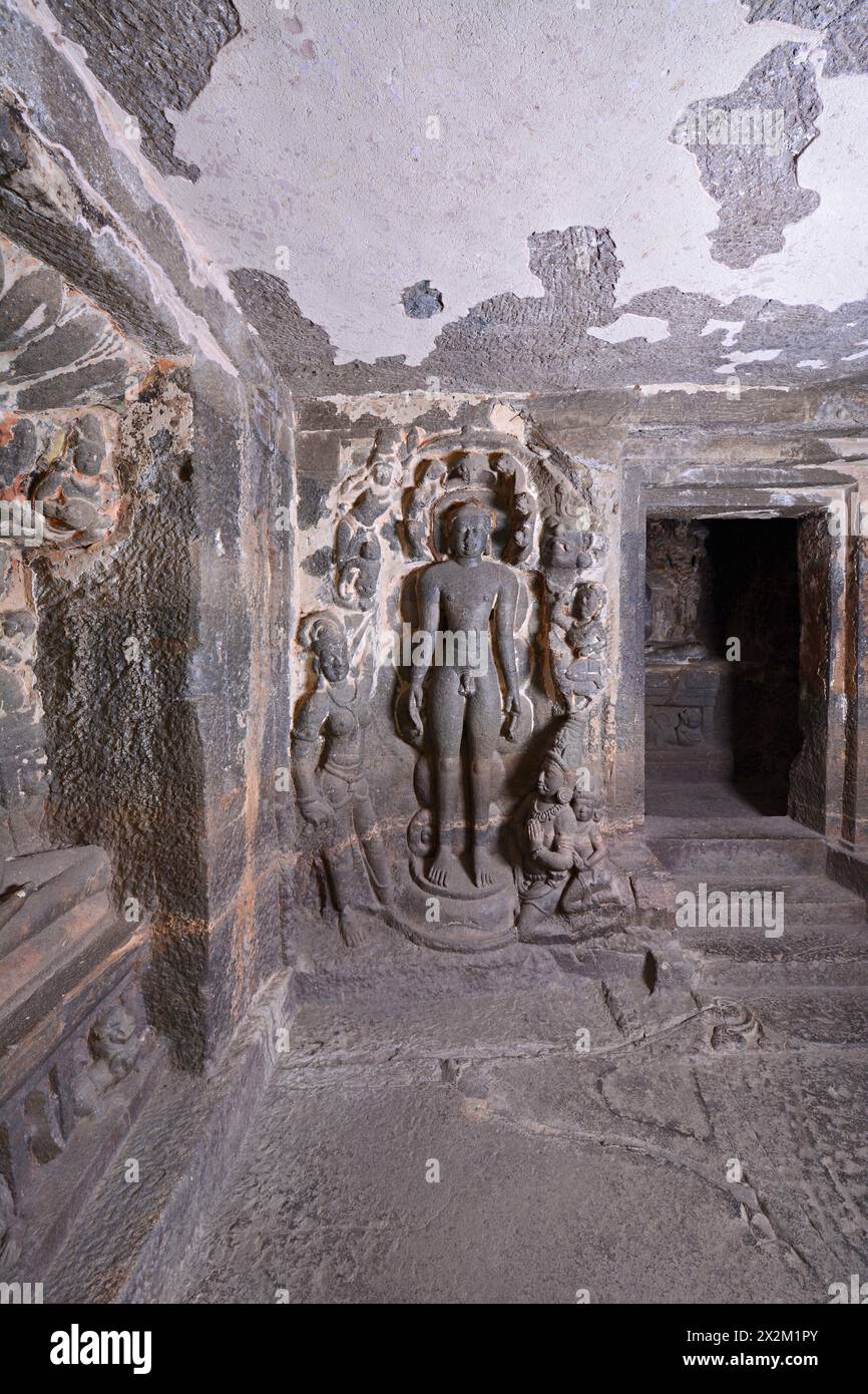 Grotte di Ellora Jain: Santuario della grotta n. 32 dell'ala destra del cortile - Bahubali (Parsvanatha) con devoti inginocchiati. Foto Stock